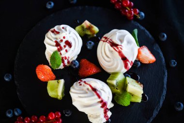 Taze meyve ve şeker şuruplu lezzetli pavlova tatlısı