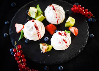 Taze meyve ve şeker şuruplu lezzetli pavlova tatlısı