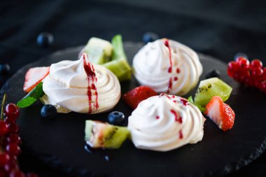 Taze meyve ve şeker şuruplu lezzetli pavlova tatlısı