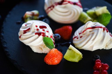 Taze meyve ve şeker şuruplu lezzetli pavlova tatlısı