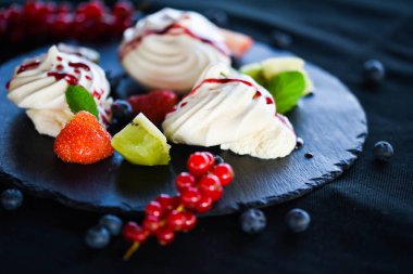 Taze meyve ve şeker şuruplu lezzetli pavlova tatlısı