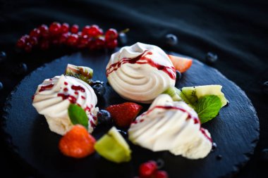 Taze meyve ve şeker şuruplu lezzetli pavlova tatlısı