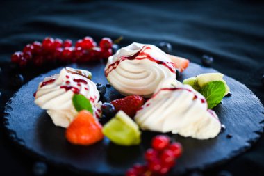 Taze meyve ve şeker şuruplu lezzetli pavlova tatlısı