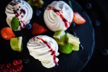 Taze meyve ve şeker şuruplu lezzetli pavlova tatlısı