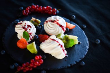 Taze meyve ve şeker şuruplu lezzetli pavlova tatlısı