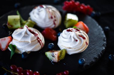 Taze meyve ve şeker şuruplu lezzetli pavlova tatlısı