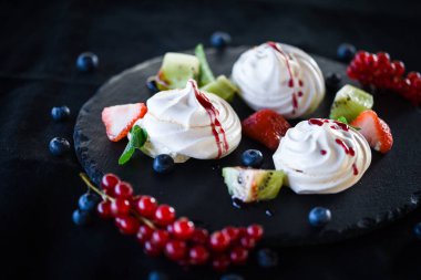 Taze meyve ve şeker şuruplu lezzetli pavlova tatlısı
