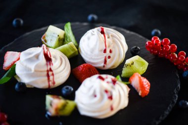 Taze meyve ve şeker şuruplu lezzetli pavlova tatlısı