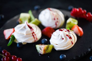 Taze meyve ve şeker şuruplu lezzetli pavlova tatlısı