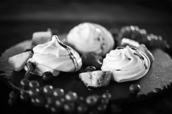 Läcker Pavlova Söt Maträtt Med Färsk Frukt Sockersirap — Stockfoto