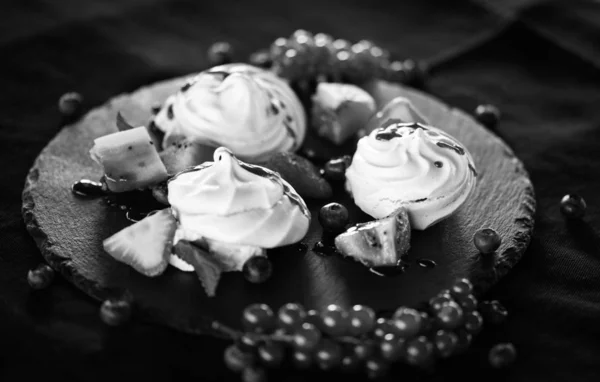 Νόστιμο Pavlova Γλυκό Πιάτο Φρέσκα Φρούτα Και Σιρόπι Ζάχαρης — Φωτογραφία Αρχείου