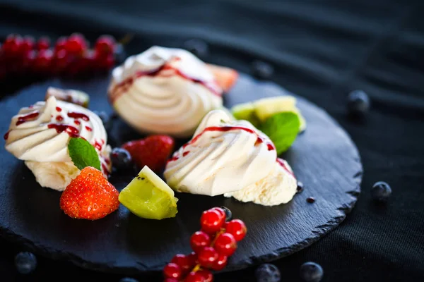Delicioso Plato Dulce Pavlova Con Frutas Frescas Jarabe Azúcar — Foto de Stock