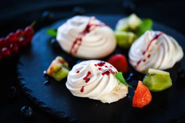 Delicious Pavlova Sweet Dish Fresh Fruits Sugar Syrup — Stock Photo, Image