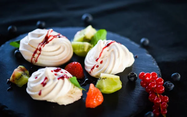 Delicious Pavlova Sweet Dish Fresh Fruits Sugar Syrup — Stock Photo, Image