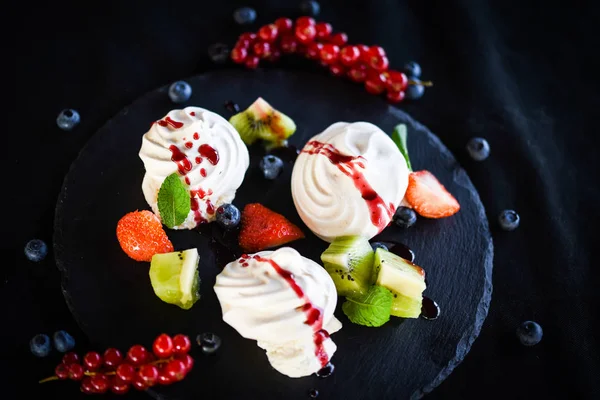 Delicioso Plato Dulce Pavlova Con Frutas Frescas Jarabe Azúcar — Foto de Stock