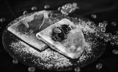 Lezzetli ev yapımı çikolatalı ve reçelli krep. 