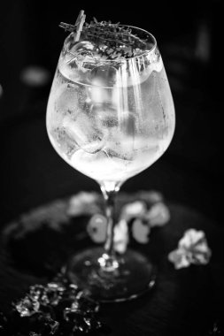 Taze meyveli tonik içecek - limon, limon, ananas, böğürtlen, yıldız meyvesi, tutku meyvesi, biberiye, salatalık ve baharatlar - anason, kekik, kırmızı biber