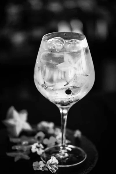 Tonik Gin Ital Friss Gyümölcsökkel Citrom Lime Anananász Bogyók Csillaggyümölcs — Stock Fotó