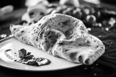 Taze malzemeli lezzetli İtalyan pizzası - diavola, capriciosa, margarita, prosciutto & fungi, ton balığı, vejetaryen, calzone