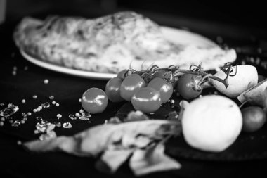 Taze malzemeli lezzetli İtalyan pizzası - diavola, capriciosa, margarita, prosciutto & fungi, ton balığı, vejetaryen, calzone