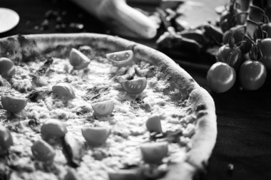 Taze malzemeli lezzetli İtalyan pizzası - diavola, capriciosa, margarita, prosciutto & fungi, ton balığı, vejetaryen, calzone