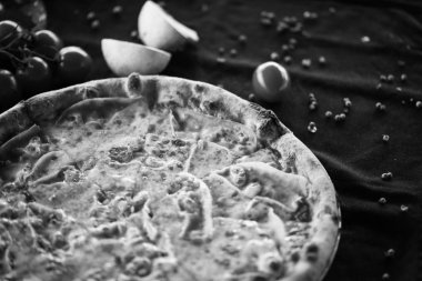 Taze malzemeli lezzetli İtalyan pizzası - diavola, capriciosa, margarita, prosciutto & fungi, ton balığı, vejetaryen, calzone