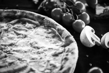 Taze malzemeli lezzetli İtalyan pizzası - diavola, capriciosa, margarita, prosciutto & fungi, ton balığı, vejetaryen, calzone