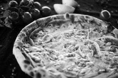 Taze malzemeli lezzetli İtalyan pizzası - diavola, capriciosa, margarita, prosciutto & fungi, ton balığı, vejetaryen, calzone