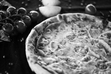 Taze malzemeli lezzetli İtalyan pizzası - diavola, capriciosa, margarita, prosciutto & fungi, ton balığı, vejetaryen, calzone