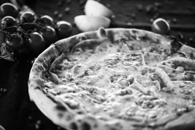 Taze malzemeli lezzetli İtalyan pizzası - diavola, capriciosa, margarita, prosciutto & fungi, ton balığı, vejetaryen, calzone