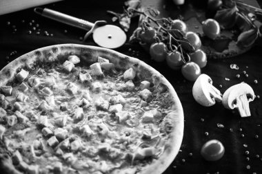 Taze malzemeli lezzetli İtalyan pizzası - diavola, capriciosa, margarita, prosciutto & fungi, ton balığı, vejetaryen, calzone