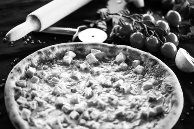 Taze malzemeli lezzetli İtalyan pizzası - diavola, capriciosa, margarita, prosciutto & fungi, ton balığı, vejetaryen, calzone