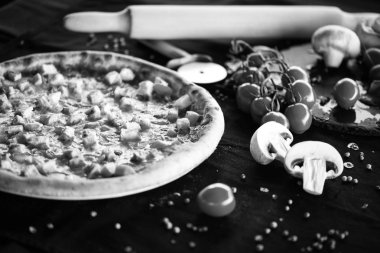 Taze malzemeli lezzetli İtalyan pizzası - diavola, capriciosa, margarita, prosciutto & fungi, ton balığı, vejetaryen, calzone