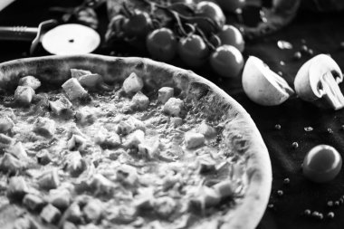 Taze malzemeli lezzetli İtalyan pizzası - diavola, capriciosa, margarita, prosciutto & fungi, ton balığı, vejetaryen, calzone