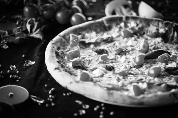 Läcker Italiensk Pizza Med Färska Ingredienser Diavola Capriciosa Margarita Prosciutto — Stockfoto