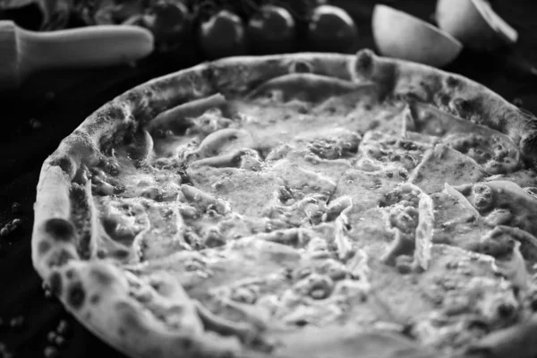 意大利美味的比萨饼 配以新鲜的配料 意大利面 辣椒酱 人造奶油 意大利面和真菌 金枪鱼 — 图库照片