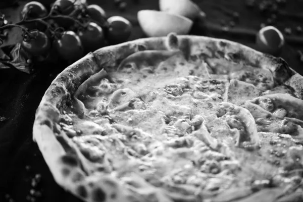 Смачна Італійська Піца Свіжими Інгредієнтами Діавола Кашеміта Маргарита Прошуто Гриби — стокове фото