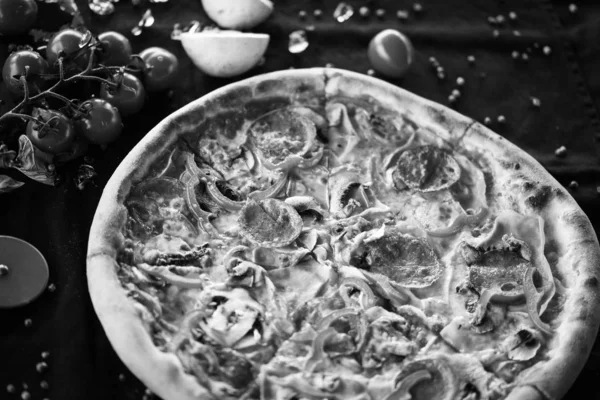 Pyszna Włoska Pizza Świeżymi Składnikami Diavola Capriciosa Margarita Prosciutto Grzyby — Zdjęcie stockowe