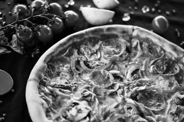 Taze Malzemeli Lezzetli Talyan Pizzası Diavola Capriciosa Margarita Prosciutto Fungi — Stok fotoğraf