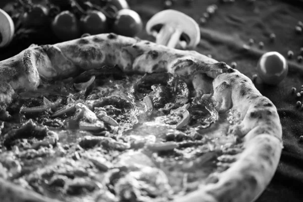 意大利美味的比萨饼 配以新鲜的配料 意大利面 辣椒酱 人造奶油 意大利面和真菌 金枪鱼 — 图库照片