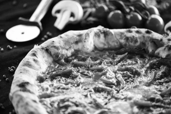 Νόστιμη Ιταλική Πίτσα Φρέσκα Υλικά Diavola Capriciosa Margarita Prosciutto Μύκητες — Φωτογραφία Αρχείου