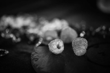 Taze yumurta köpüklü ahududu ve limon kokteyli