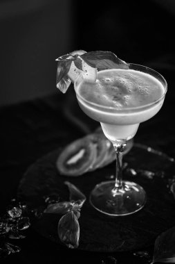 kivi, taze meyve ve fesleğenli soğuk kokteyl