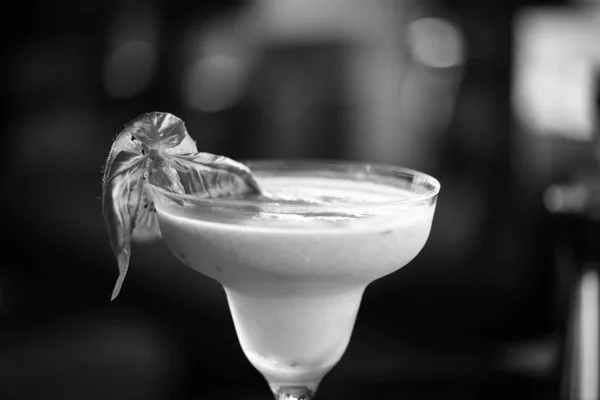 Kiwi Coolare Cocktail Med Färska Frukter Basilika — Stockfoto