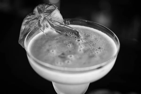 Kiwi Cocktail Mit Frischem Obst Basilikum — Stockfoto