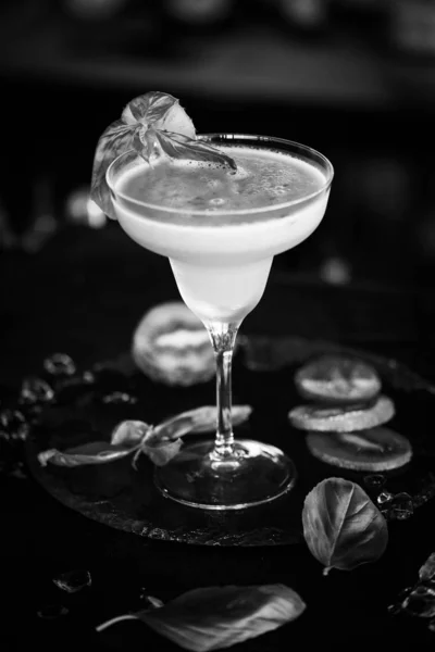 Kiwi Cocktail Mit Frischem Obst Basilikum — Stockfoto