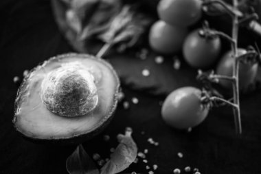 Kızarmış sığır eti, kinoa, nar tohumu, ıspanak, marul, taze sebze ve Focaccia ekmeği karışımı lezzetli bir salata.