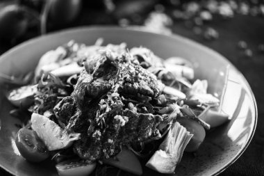 Kızarmış sığır eti, kinoa, nar tohumu, ıspanak, marul, taze sebze ve Focaccia ekmeği karışımı lezzetli bir salata.