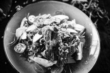 Kızarmış sığır eti, kinoa, nar tohumu, ıspanak, marul, taze sebze ve Focaccia ekmeği karışımı lezzetli bir salata.