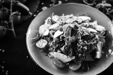 Kızarmış sığır eti, kinoa, nar tohumu, ıspanak, marul, taze sebze ve Focaccia ekmeği karışımı lezzetli bir salata.